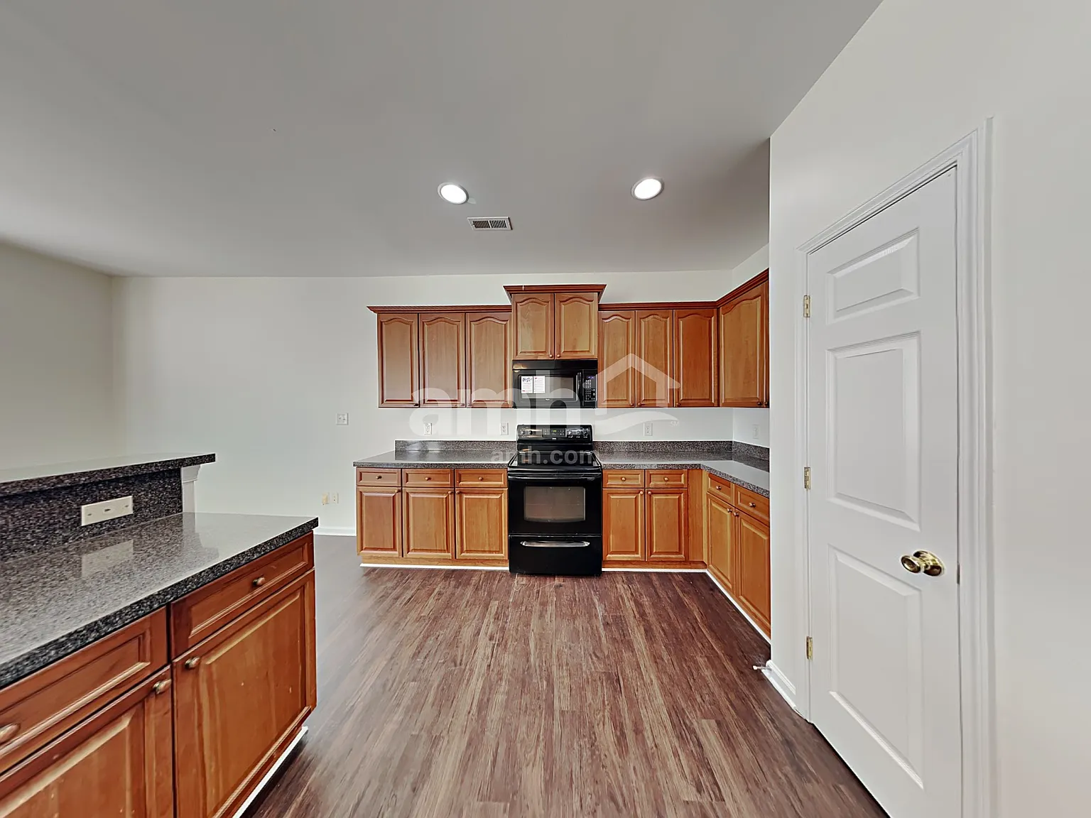 4 bed, 2.5 bath, 2346 sqft, $2,320 — Photo 4