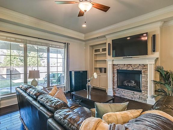 5th image of 2701 W Murfield Dr
