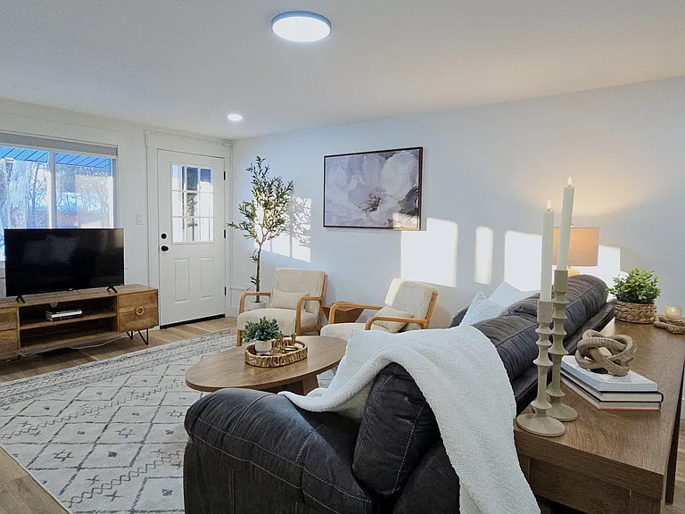 3209 Waltham Ave — Photo 3