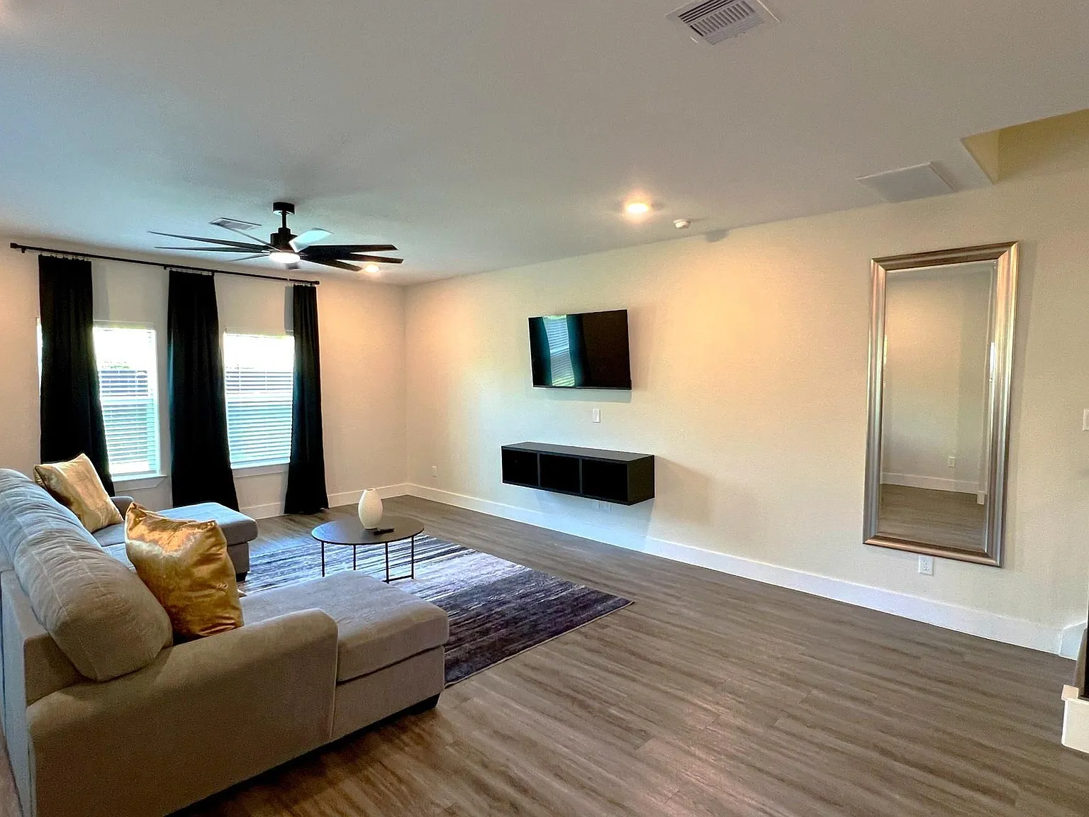 3 bed, 2.5 bath, 2120 sqft, $2,300 — Photo 3