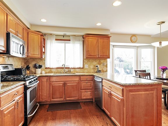 4th image of 1723 E Burr Oak Dr