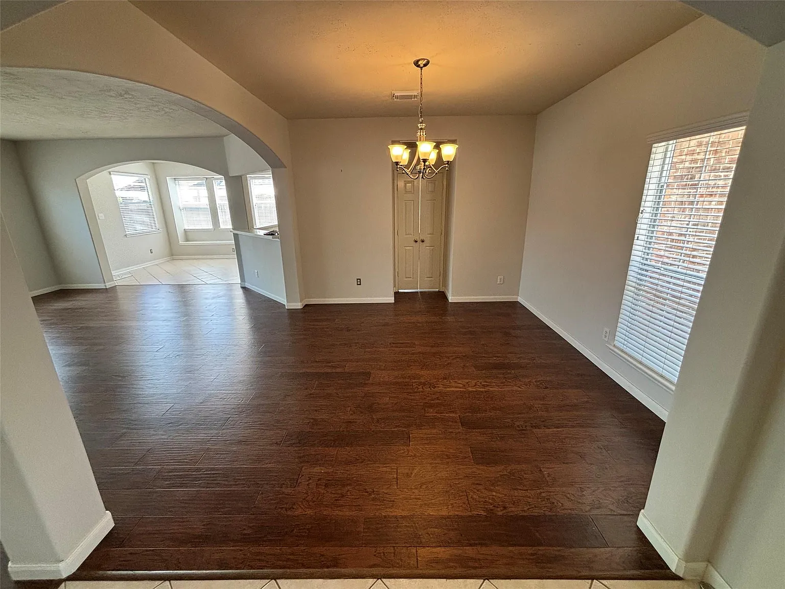 3 bed, 2.5 bath, 2707 sqft, $2,300 — Photo 3
