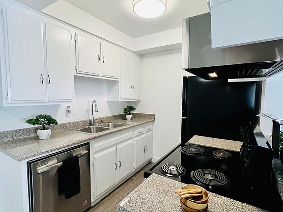 5th image of 5228 Hermitage Ave #112