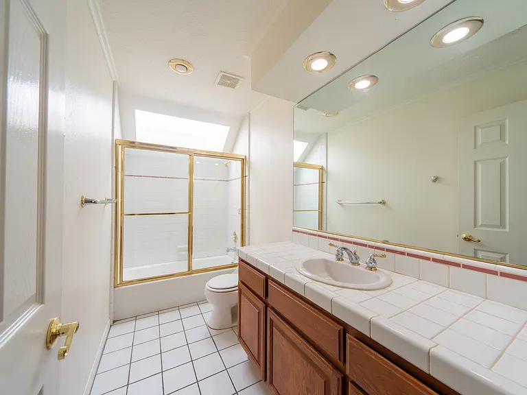 218 E Newman Ave — Photo 26