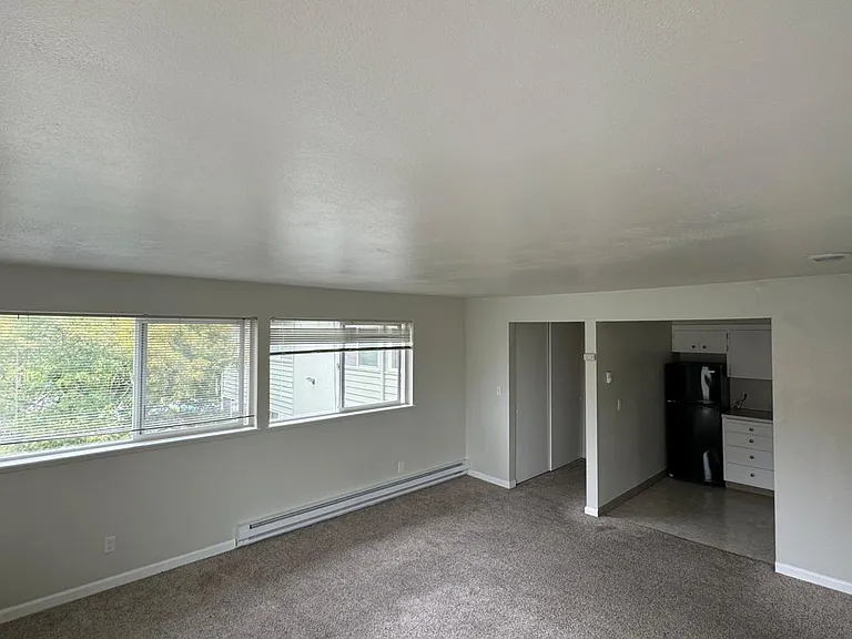 355 SW 10th St — Photo 4