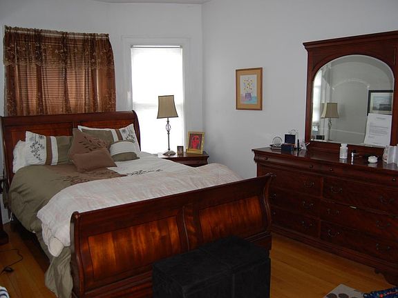 Bedroom (2nd floor)