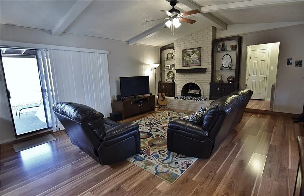 3 bed, 2.0 bath, 1780 sqft, $2,250 — Photo 3