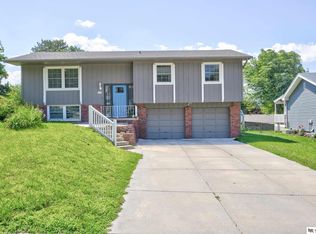 9411 Manderson St, Omaha, NE 68134