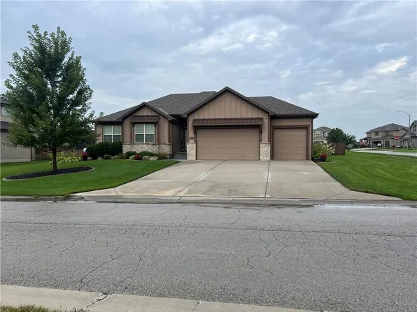 1586 Woodland Rd, Greenwood, MO 64034
