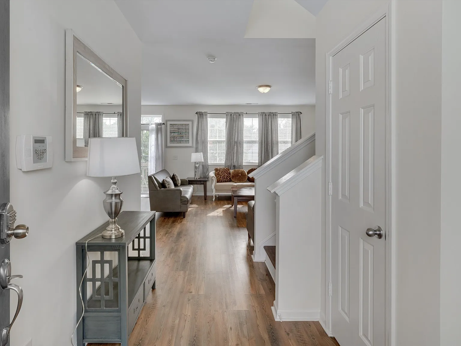 3 bed, 2.5 bath, 1900 sqft, $2,850 — Photo 3