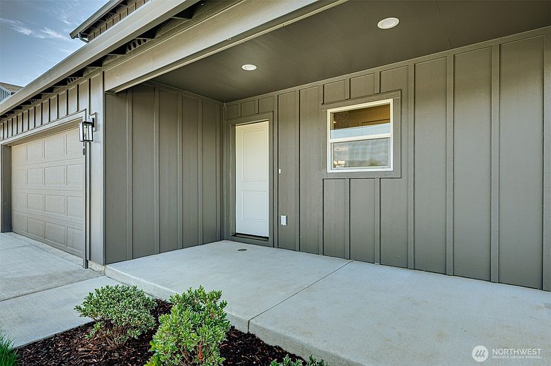 3rd image of 2010 Henderson Way