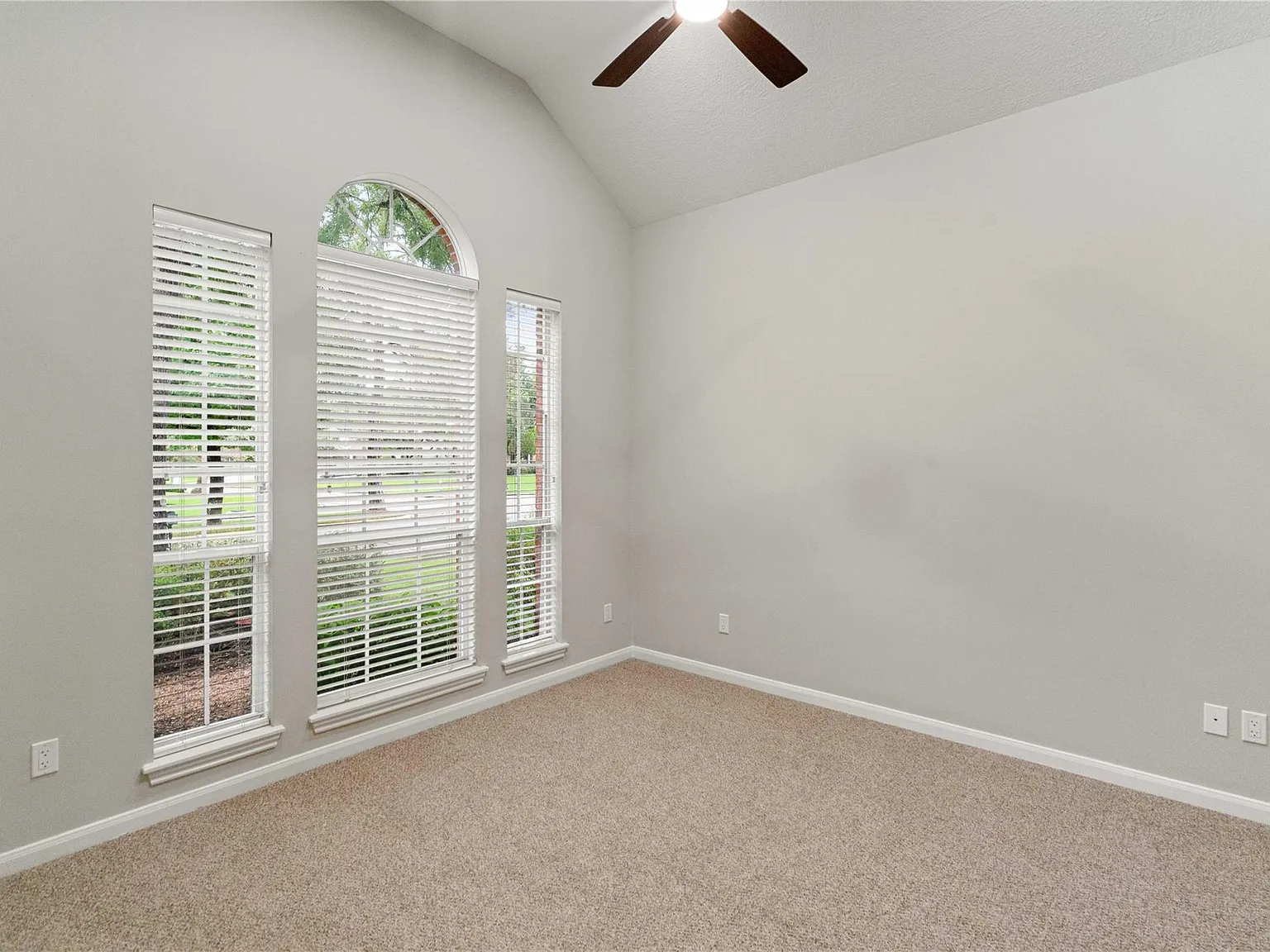 4 bed, 3.0 bath, 2805 sqft, $3,200 — Photo 4