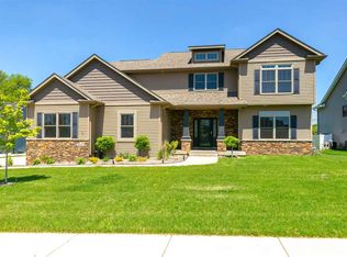 6242 Whispering Hill Ct, Bettendorf, IA 52722