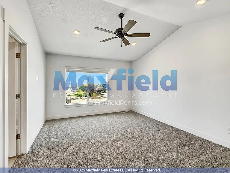 1376 Meadow Ln — Photo 5