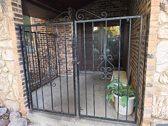 4th image of 1018 E 193rd Pl