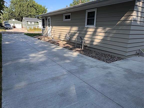 3rd image of 819 Brighton Street
