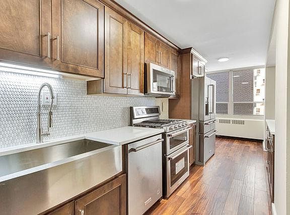 2nd image of 3954 N Lake Shore Dr #320
