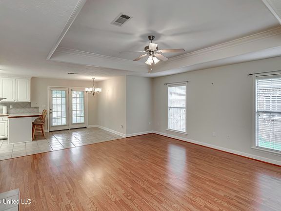 4th image of 502 Meade Ct