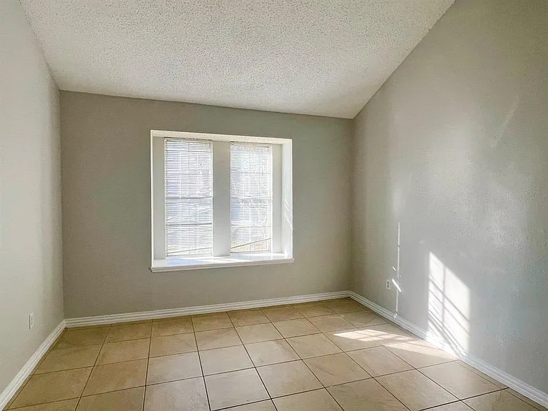 18586 N Lyford Dr — Photo 8