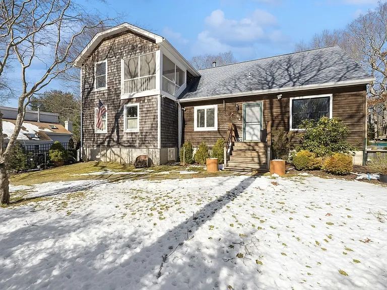21 Harbor View Ave — Photo 2
