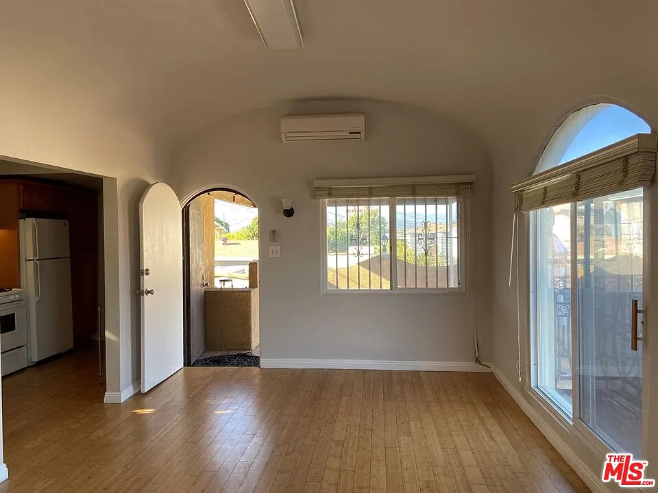 2 bed, 1.0 bath, 750 sqft, $2,525 — Photo 3
