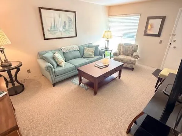 500 Glenwood Cir APT 113, Monterey, CA 93940