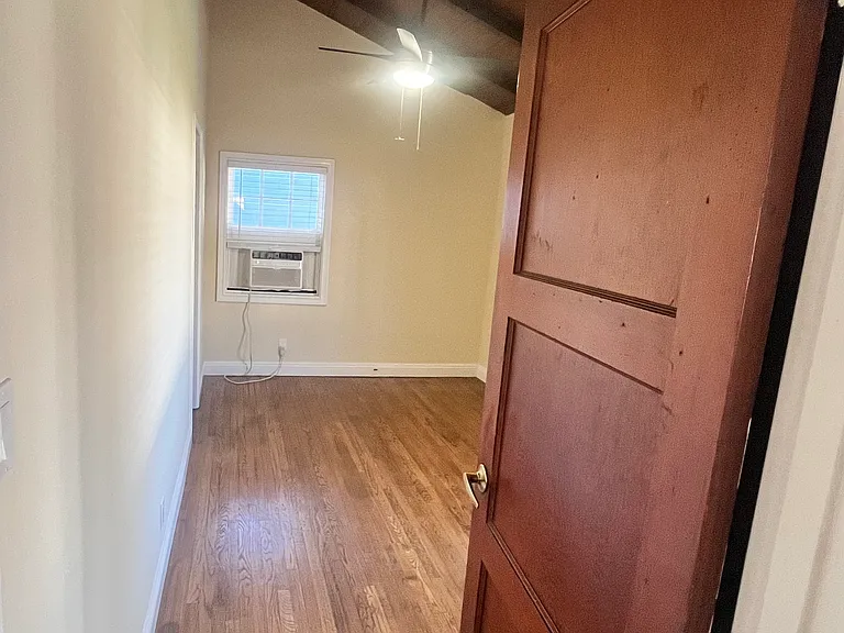 4042 La Crescenta Ave — Photo 9