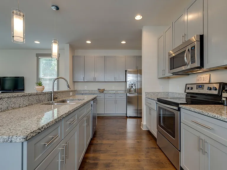 1813 Sherwood Ln — Photo 7
