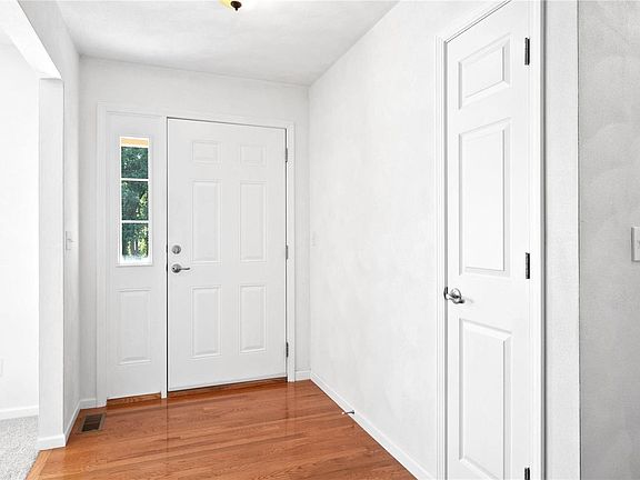 4th image of 404 Chimney Rock Dr