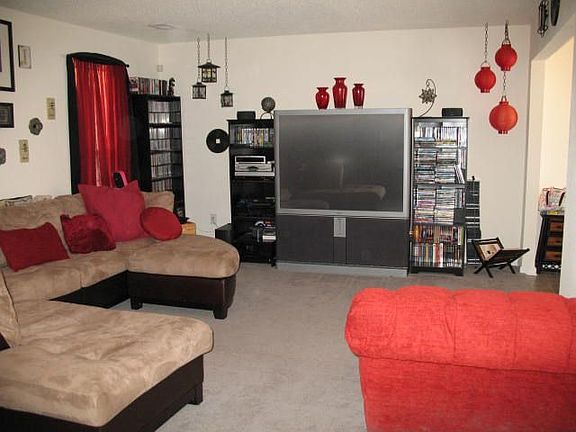 Huge great room, upgraded carpet