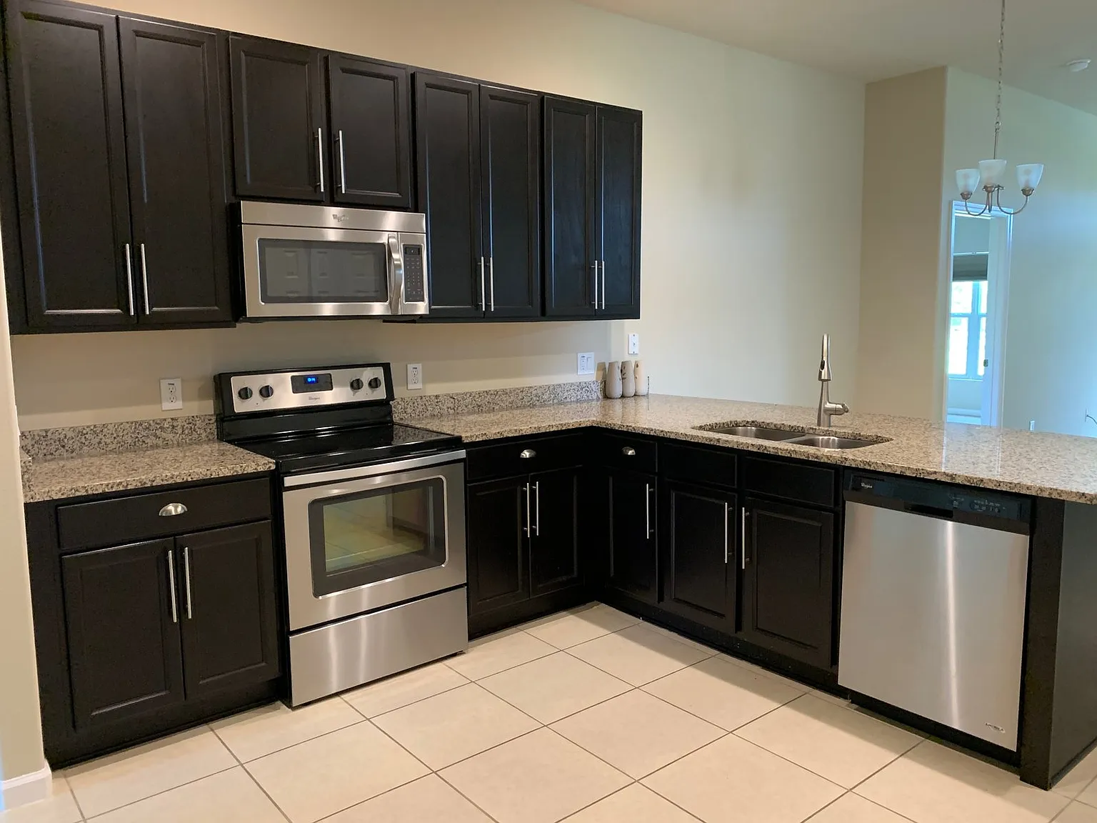 3 bed, 2.0 bath, 1757 sqft, $2,299 — Photo 3