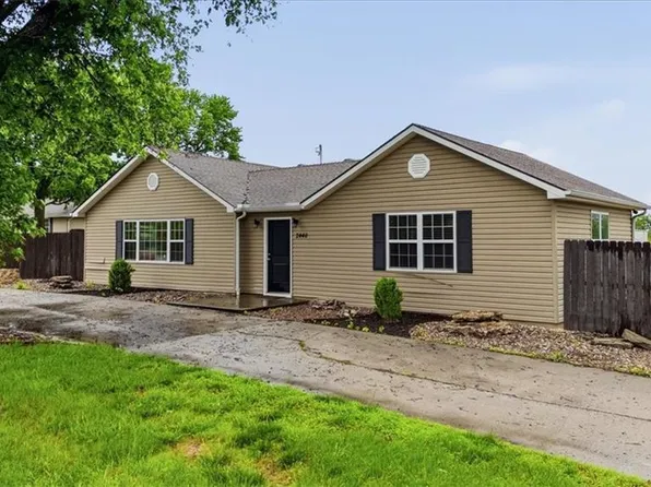 2440 NW Lowenstein Dr, Lees Summit, MO 64081