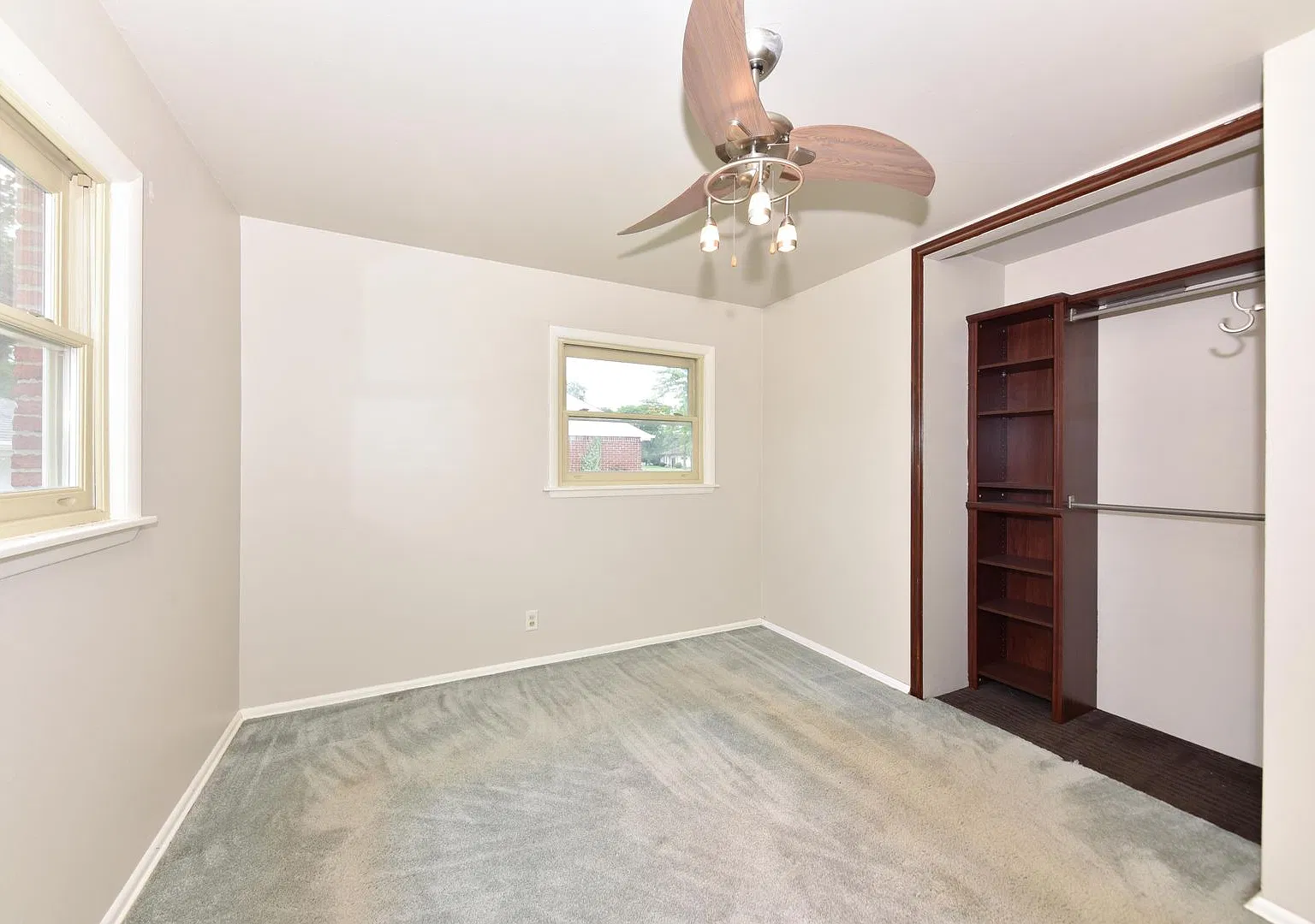 Charming 3 Bedroom/2 Bathroom Single Family Home — Photo 3