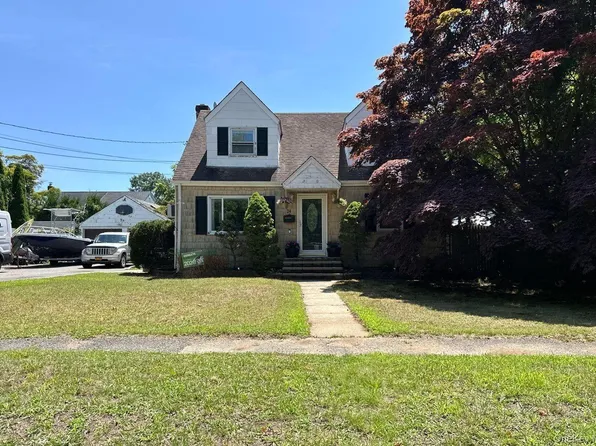 24 Gates Street, Greenlawn, NY 11740