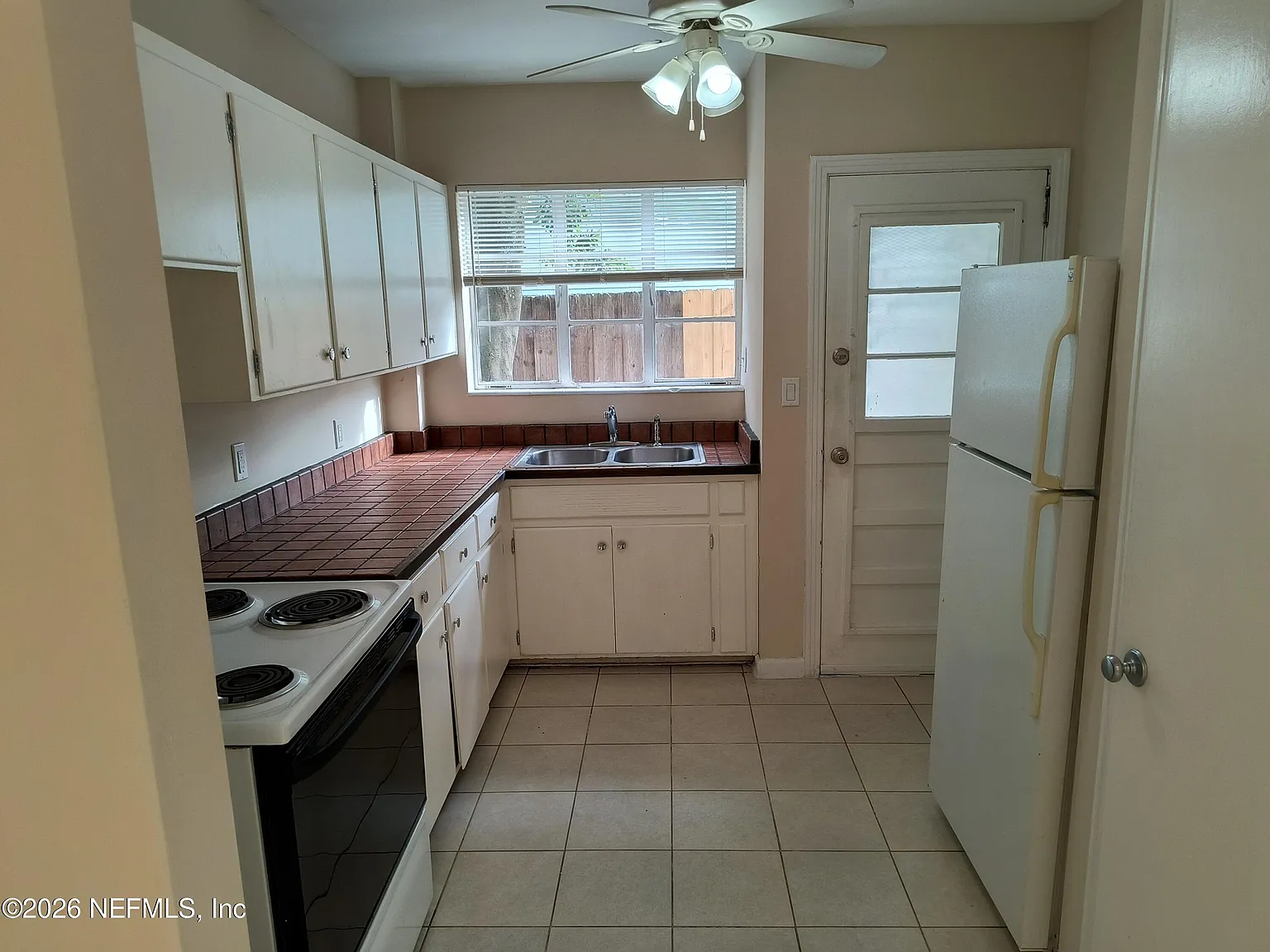 2 bed, 1.0 bath, 900 sqft, $1,300 — Photo 3