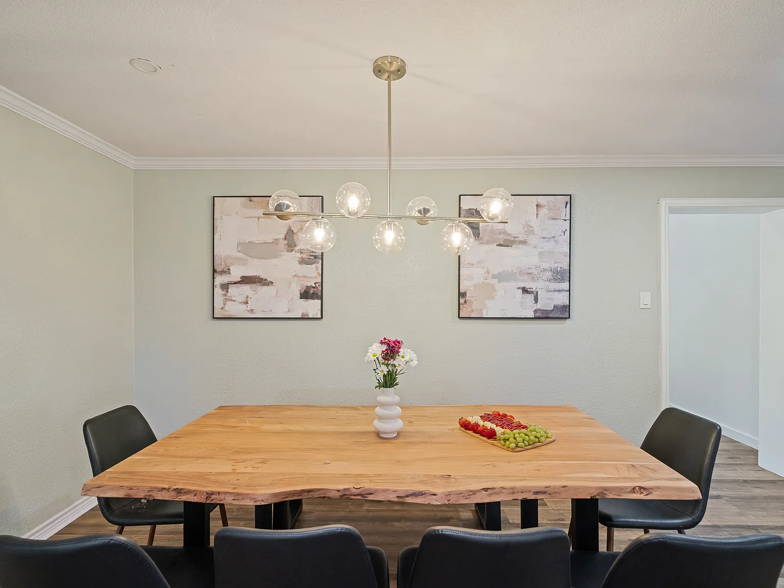 4 bed, 2166 sqft, $4,600 — Photo 2