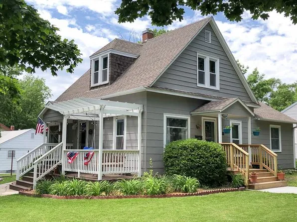 1605 7th St, Clay Center, KS 67432