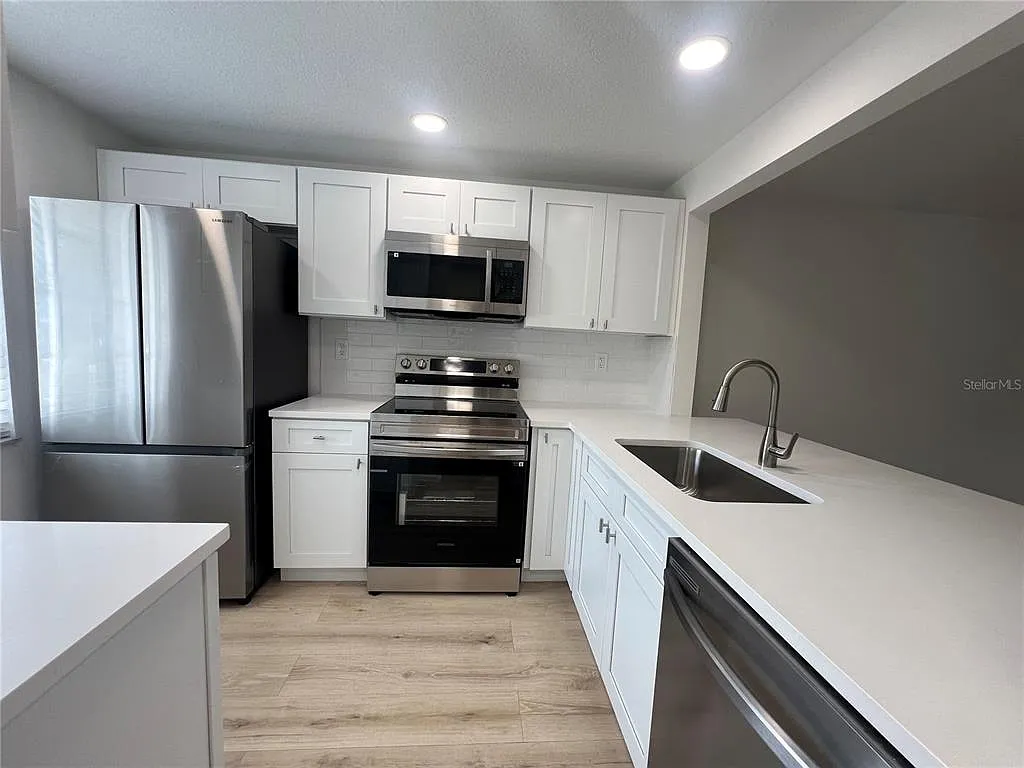 2 bed, 2.0 bath, 888 sqft, $1,600 — Photo 2