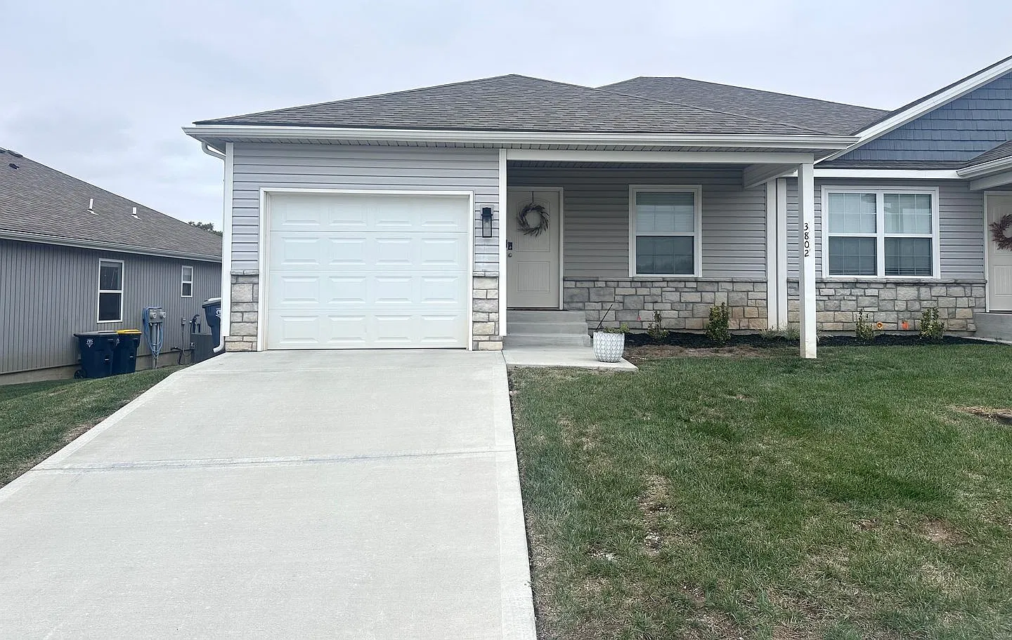 4 Bed | 3 Bath | 1 Car Garage Duplex in Kansas City — Photo 2