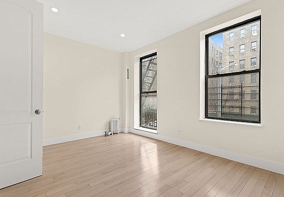 3rd image of 76 Saint Nicholas Pl APT 21