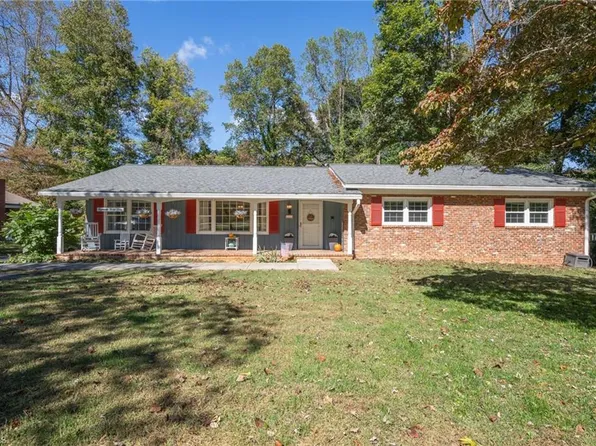 1841 Turfwood Dr, Pfafftown, NC 27040
