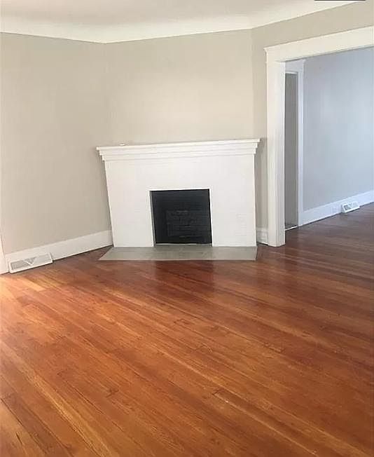 Living room (not able to use fireplace)