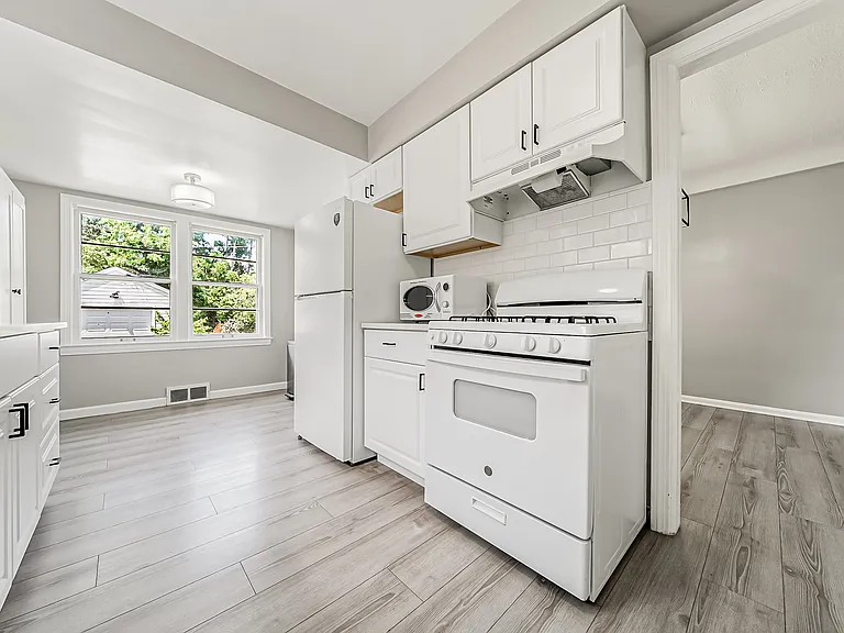 24111 Edgehill Dr — Photo 11