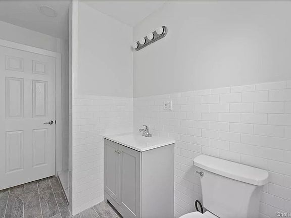 4th image of 243 Maple Ave APT 1B