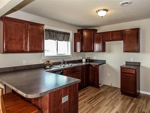 4th image of 9385 Crest Circle Dr