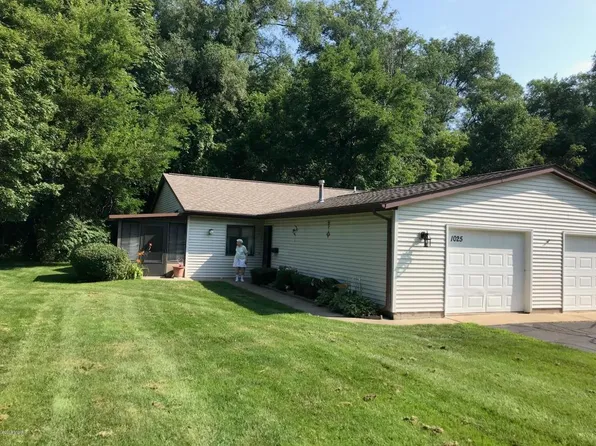 1025 Wedgewood Dr, Plainwell, MI 49080