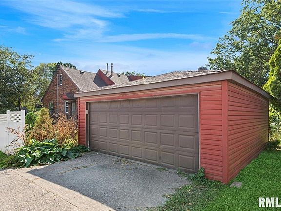 4th image of 822 W Rusholme St