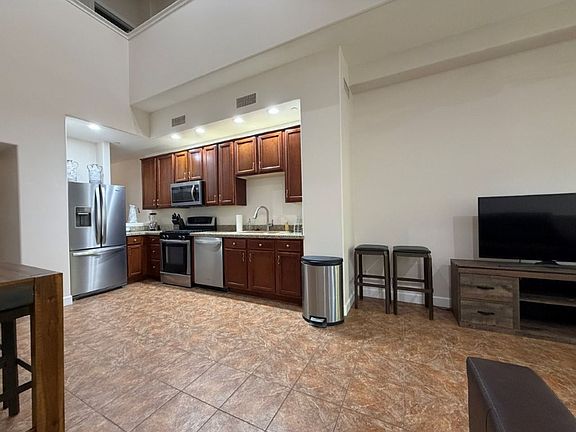 4th image of 555 W 6th St