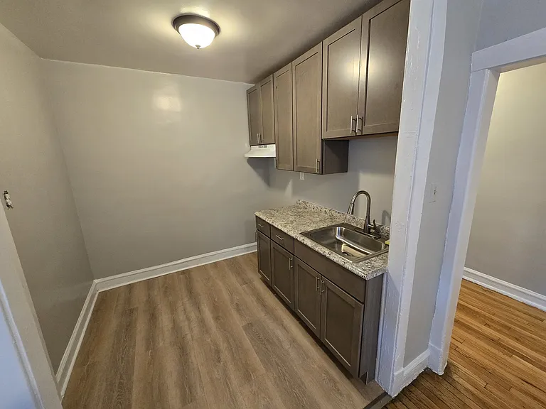 4826 N Avers Ave #2E — Photo 2