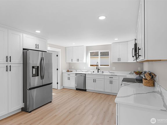 4th image of 1612 Washington Street